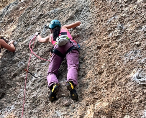 Escursione in falesia con arrampicata sportiva e panorama sulle colline umbre