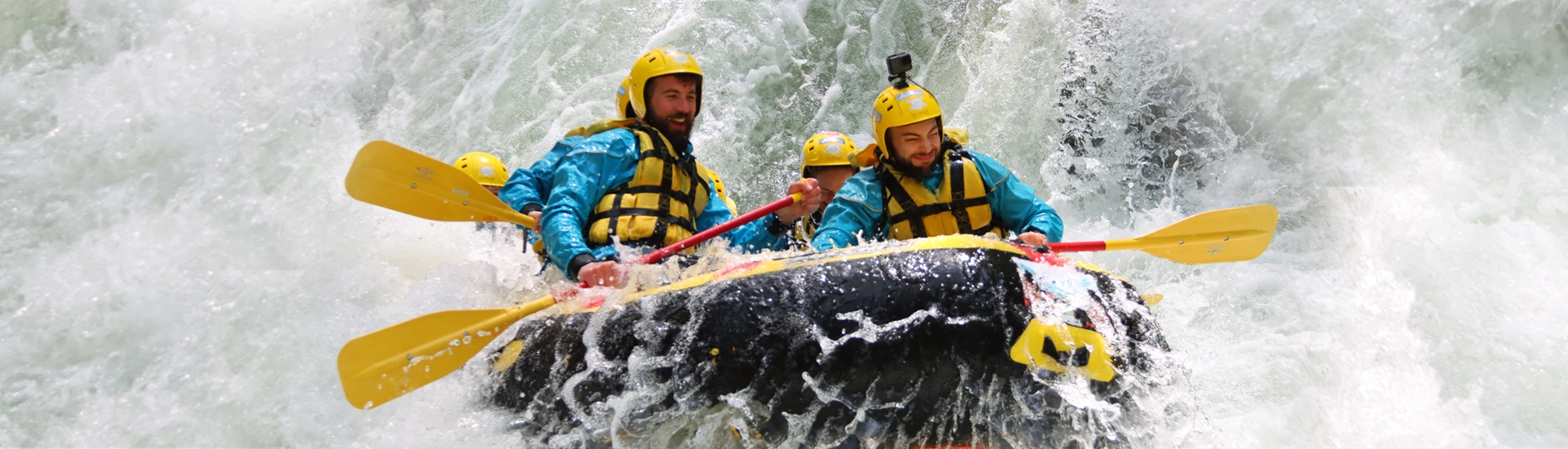 Gruppo di avventurieri in azione durante un'escursione di rafting di classe 4 sul fiume Marmore in Umbria, circondati da una rigogliosa vegetazione tropicale, con felci, piante e rivoli d'acqua che adornano il percorso fluviale.