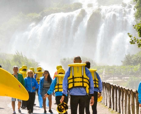 Rafter pronti alla discesa in rafting e canoa con sfondo delle cascate delle marmore