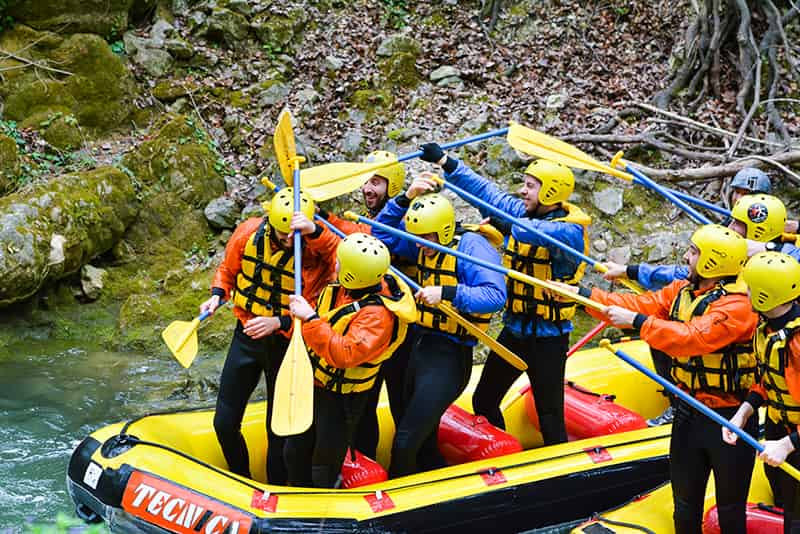 gran divertimento durante rafting in umbria