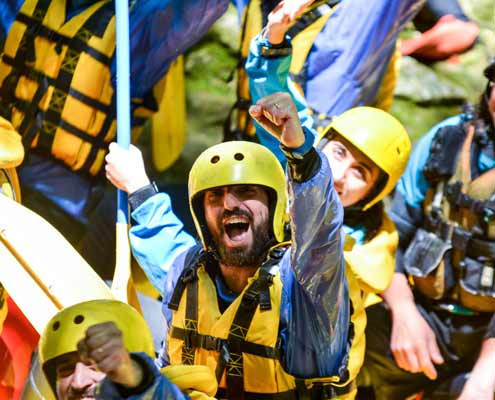 Ragazzo divertito durante team building in umbria presso rafting marmore