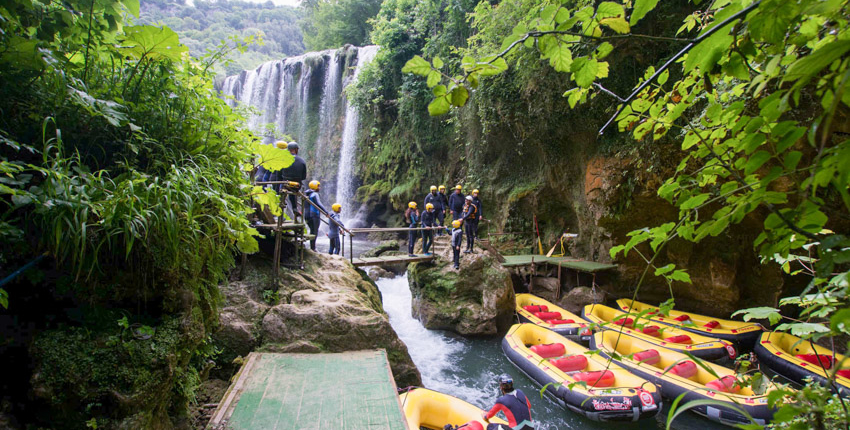 L'imbarco sotto la cascata della marmore