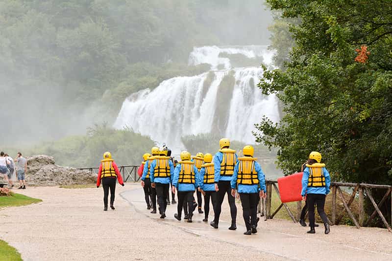 prima di iniziare rafting davanti alla cascata delle marmore in umbria