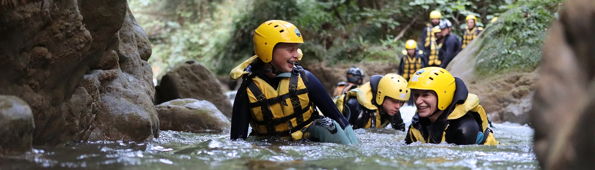 Rafting nel River Adventure sotto la Cascata delle Marmore in Umbria, con avventurieri che navigano tra correnti e piscine naturali nel cuore di un canyon verde.