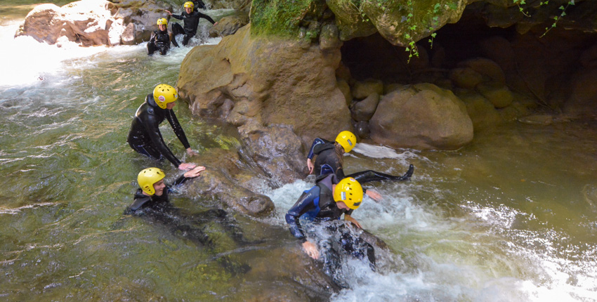 Divertimento e scivoli d'acqua durante river walking