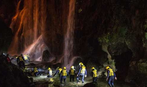 river walking di notte sotto la cascata della marmore