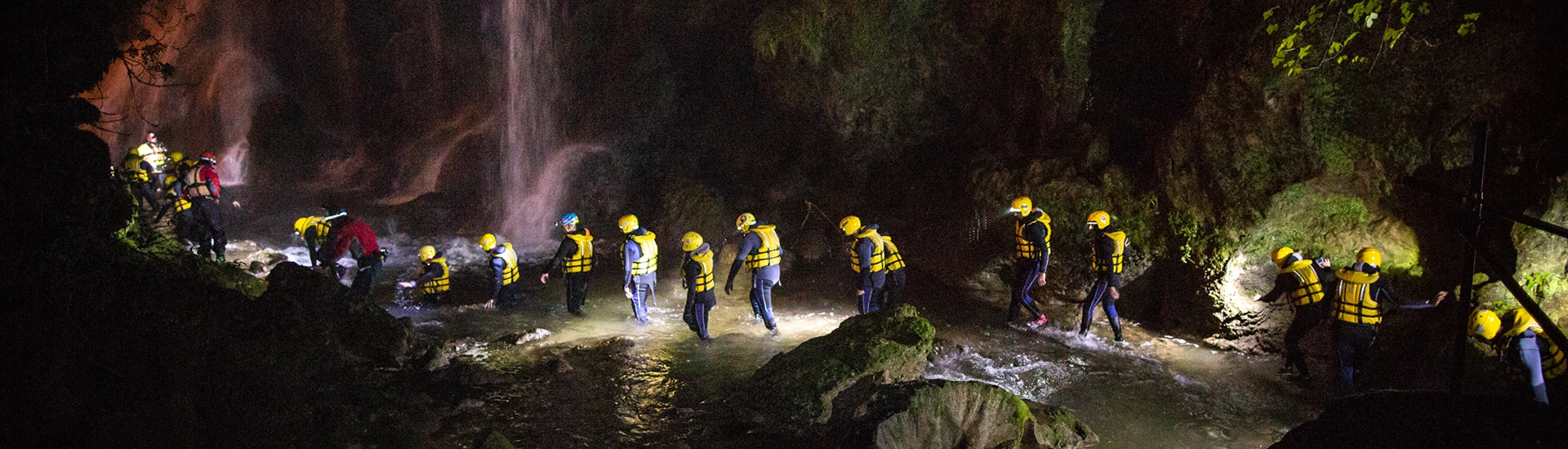 Partecipanti al River Adventure notturno con caschetti e frontali nella Cascata delle Marmore sotto il chiaro di luna