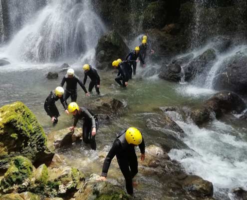 idea per il team building: river walking